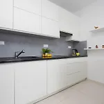 Spacious In With Balcony By Renters