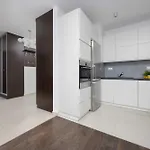 Spacious In With Balcony By Renters *
