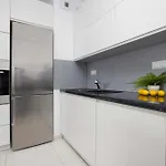Daire Spacious In With Balcony By Renters Varşova