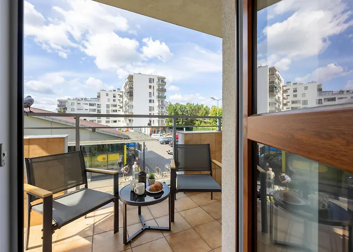 Spacious In With Balcony By Renters Apartment