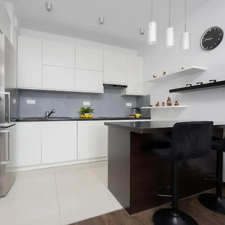 Spacious In With Balcony By Renters