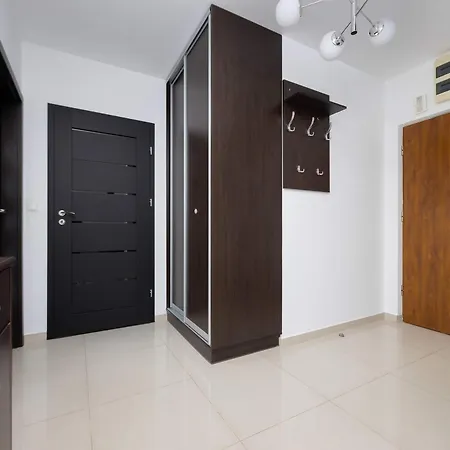 Spacious In With Balcony By Renters Apartment