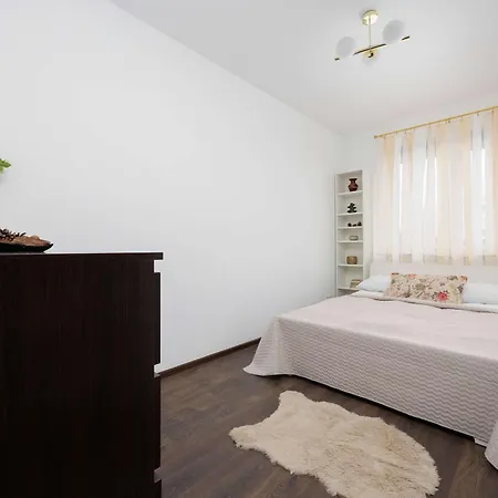 Spacious In With Balcony By Renters *