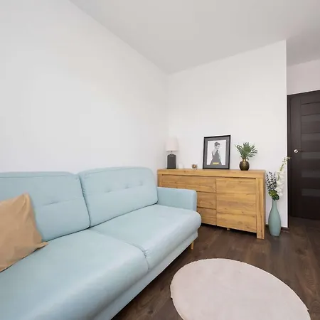 Spacious In With Balcony By Renters Lägenhet *